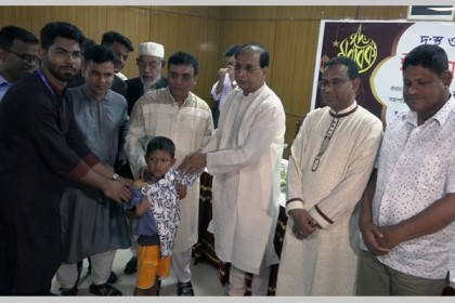 বরিশালে দুই'শ ছিন্নমূল শিশুর মাঝে ঈদ পোশাক বিতরণ
