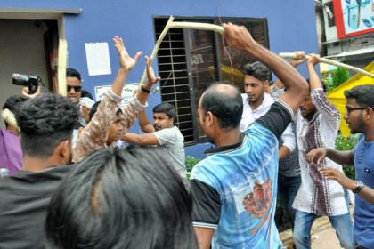 বগুড়া উপ-নির্বাচনী প্রচারণায় ছাত্রলীগের হামলার অভিযোগ
