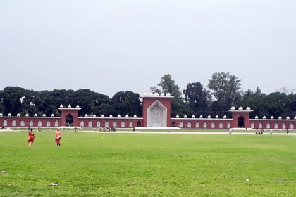 ঈদ জামাতের জন্য প্রস্তুত দিনাজপুরের গোর-এ শহীদ বড় মাঠ

