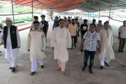 বরিশালে কেন্দ্রীয় ঈদগাহ পরিদর্শনে বিভাগীয় কমিশনার
