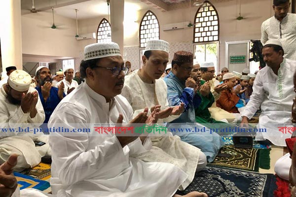 বৈরী আবহাওয়ায় রাজশাহীতে ঈদ জামাত মসজিদে