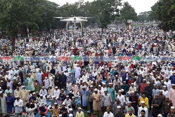 বৃষ্টি উপেক্ষা করে শোলাকিয়ায় তিন লক্ষাধিক মুসল্লির নামাজ আদায়