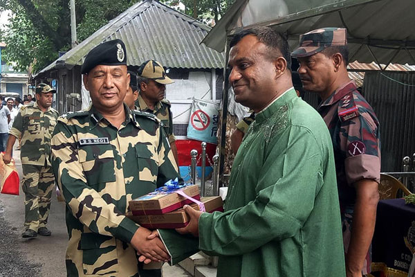 হিলি সীমান্তে বিজিবি-বিএসএফ’র মধ্যে ঈদ শুভেচ্ছা বিনিময়