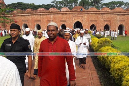 বাগেরহাটে ঐতিহাসিক ষাটগম্বুজ মসজিদে ঈদের প্রধান জামাত অনুষ্ঠিত