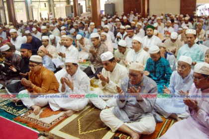 খুলনায় ঈদের জামাতে মুসলিম উম্মাহর শান্তি-অগ্রগতি কামনা