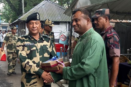হিলি সীমান্তে বিজিবি-বিএসএফ’র মধ্যে ঈদ শুভেচ্ছা বিনিময়