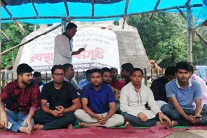 ঈদের দিনেও অবস্থান পদবঞ্চিতদের, সেমাই খাওয়ালেন ঢাবি উপাচার্য