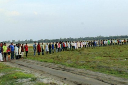 ঈদের দিনও মানববন্ধন!