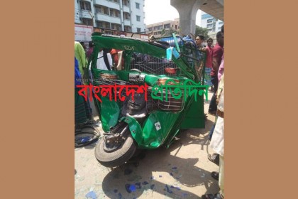 ফাঁকা রাস্তায় বাসের পাল্লা; মাঝে পড়ে অটো চ্যাপ্টা, আহত ৩