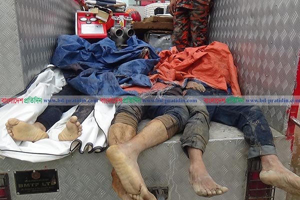 গান-বাজনা চলাকালীন পিকআপ খাদে, নিহত ৩