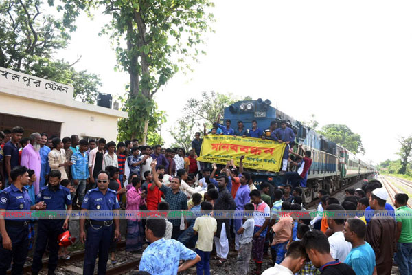 দিনাজপুরে যাত্রা বিরতির দাবিতে ট্রেন থামিয়ে বিক্ষোভ