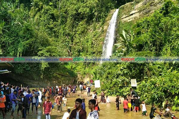 মৌলভীবাজারে পর্যটন স্পটগুলোতে উপচে পড়া ভিড়