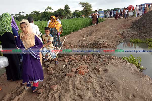 সংযোগ সড়ক ভেঙে জাজিরা-নড়িয়া অংশে যান চলাচল বন্ধ