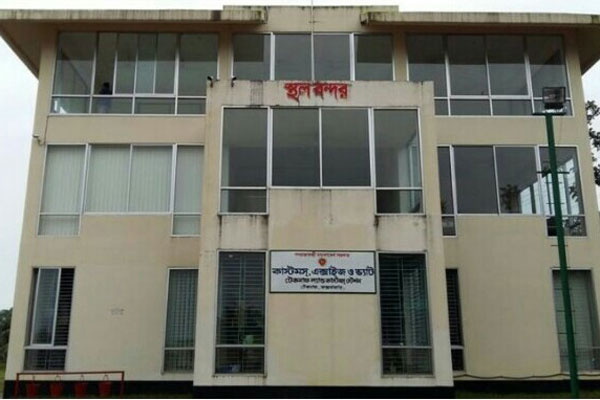 মিয়ানমার থেকে ৪ মাস পর কাঠ বোঝাই ট্রলার স্থলবন্দরে