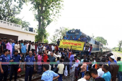 দিনাজপুরে যাত্রা বিরতির দাবিতে ট্রেন থামিয়ে বিক্ষোভ