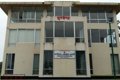মিয়ানমার থেকে ৪ মাস পর কাঠ বোঝাই ট্রলার স্থলবন্দরে