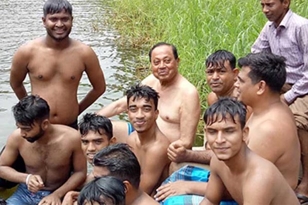 নেতা-কর্মীদের সঙ্গে সাঁতার কেটে ঈদ উদযাপন মওদুদের