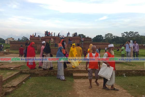 
ঈদের চতুর্থ দিনেও কুমিল্লার বিনোদন কেন্দ্রে ভিড় 