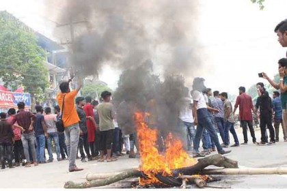 গাংনীতে টায়ার জ্বালিয়ে ছাত্রলীগের প্রতিবাদ কর্মসূচি
