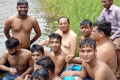 নেতা-কর্মীদের সঙ্গে সাঁতার কেটে ঈদ উদযাপন মওদুদের