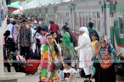 ঈদ শেষে বন্দর নগরীতে ফিরছে মানুষ