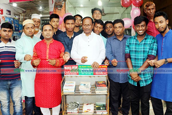 সেলুনে পাঠাগার!
