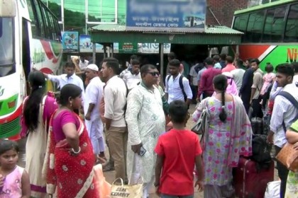 অতিরিক্ত ভাড়া আদায়ের অভিযোগ রাজধানীমুখো যাত্রীদের