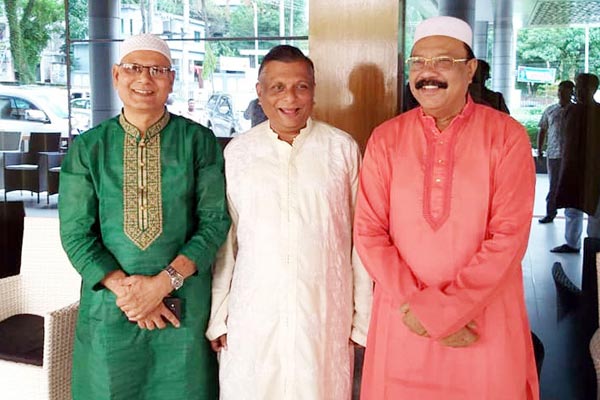 এক ফ্রেমে তারা তিন জন