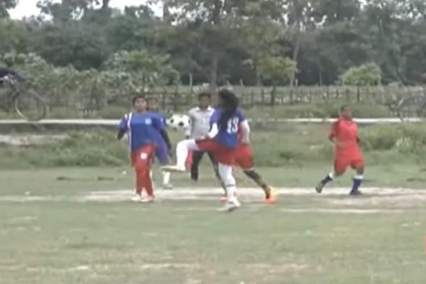 ড্রেসিংরুম তালাবদ্ধ, খোলা মাঠেই পোশাক পরিবর্তন করে নারী ফুটবলাররা