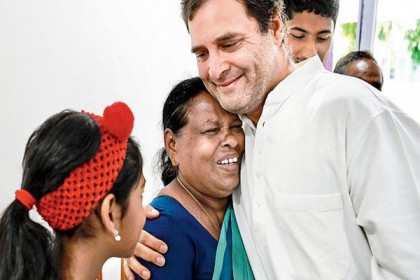 জন্মের পর রাহুল গান্ধীকে প্রথম কোলে নিয়েছিলেন তিনি