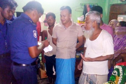 চুনারুঘাটে অস্ত্র ঠেকিয়ে জিম্মি, মালামাল লুট

