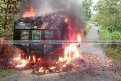 রাঙামাটিতে মালবাহী ট্রাকে দুর্বৃত্তের আগুন