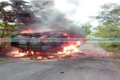 দীঘিনালা-বাঘাইছড়ি সড়কে পণ্যবাহী ট্রাকে আগুন