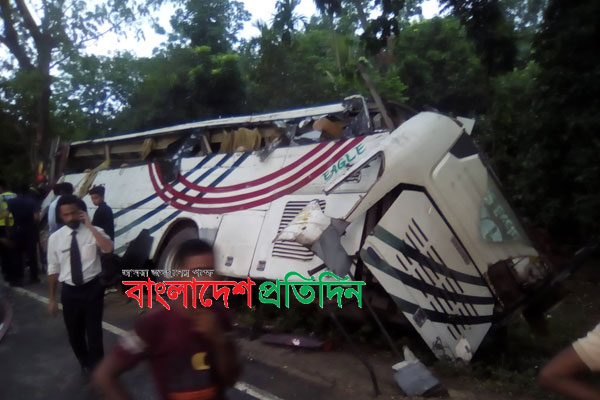 বেনাপোলে বাস নিয়ন্ত্রণ হারিয়ে আহত ২০