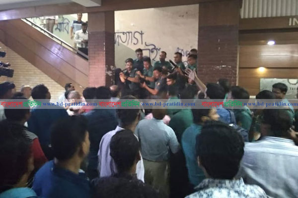 আন্দোলনকারীদের বিক্ষোভ; বঙ্গবন্ধু মেডিকেলে নিয়োগ প্রক্রিয়া স্থগিত