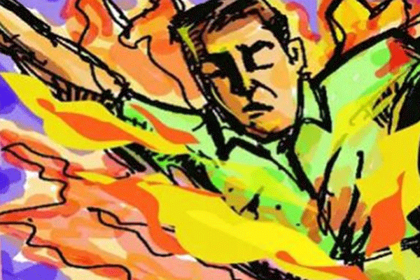 স্ত্রীর পরকীয়া প্রেমিকের গায়ে পেট্রোল ঢেলে আগুন