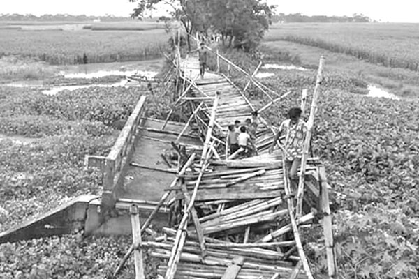 সেতু না থাকায় দুর্ভোগ ২০ গ্রামের মানুষের