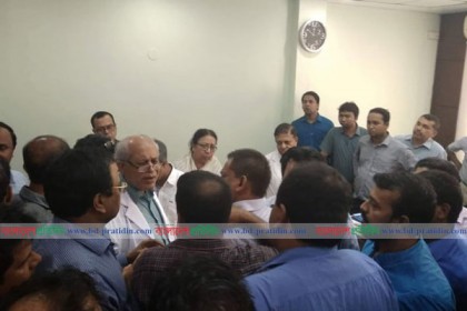 বঙ্গবন্ধু মেডিকেলে ভিসির দপ্তরে ভাঙচুর