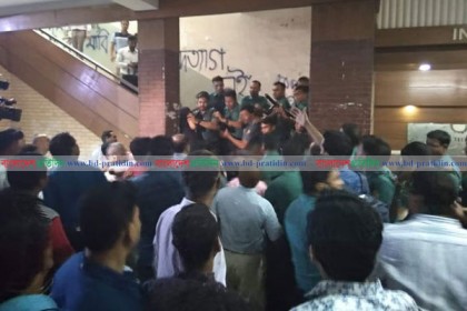 আন্দোলনকারীদের বিক্ষোভ; বঙ্গবন্ধু মেডিকেলে নিয়োগ প্রক্রিয়া স্থগিত