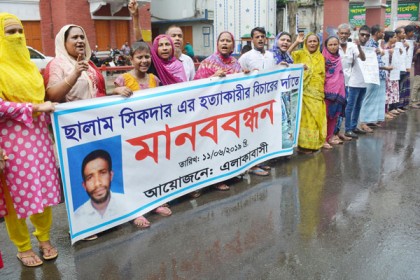 রিক্সা চালক হত্যাকারীদের গ্রেফতারের দাবিতে মানববন্ধন