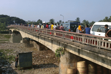 চুয়াডাঙ্গার মাথাভাঙ্গা ব্রিজে আবারও গর্ত

