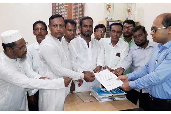 লক্ষ্মীপুরে শিক্ষক মহাজোটের স্মারকলিপি প্রদান