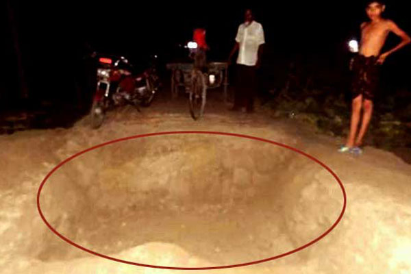 টাকার জন্য রাস্তা খুঁড়ে যান চলাচল ঠেকালেন ইউপি সদস্য!

