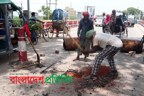 চুয়াডাঙ্গার মাথাভাঙ্গা ব্রিজে গর্ত; ভারী যান চলাচলে নিষেধাজ্ঞা