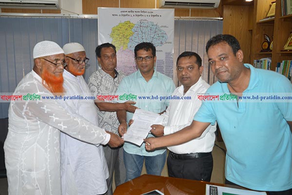 বীজের দাম বৃদ্ধির দাবিতে স্মারকলিপি প্রদান বিএডিসির গম চাষিদের