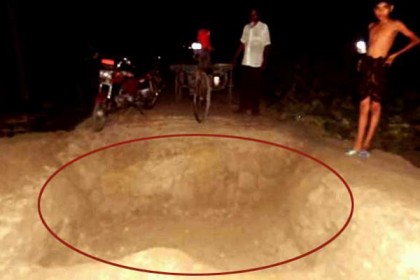 টাকার জন্য রাস্তা খুঁড়ে যান চলাচল ঠেকালেন ইউপি সদস্য!

