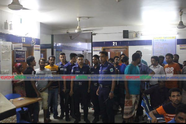 চাঁপাইনবাবগঞ্জে চিকিৎসকসহ তিনজনকে মারধরের অভিযোগ পুলিশের বিরুদ্ধে