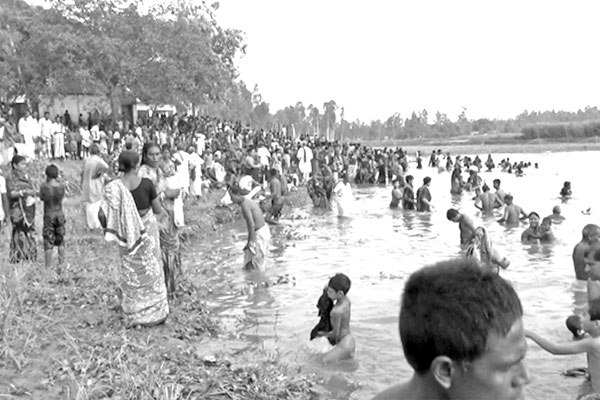 বিভিন্ন স্থানে গঙ্গাস্নান