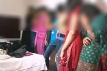 আবাসিক হোটেলে অসামাজিক কাজ, ১০ নারী-পুরুষ আটক