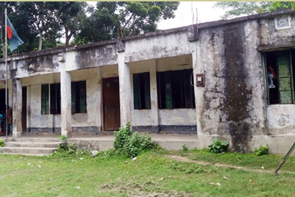 রায়পুরে ঝূঁকিপূর্ণ ২৫টি প্রাথমিক বিদ্যালয়ে চলছে পাঠদান